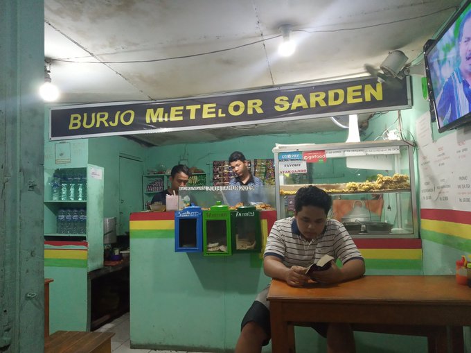 Potret nama warung dari plesetan film ini bikin ketawa ngakak